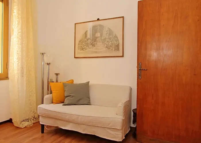 Warm, Cozy Near The Colosseum Apartment